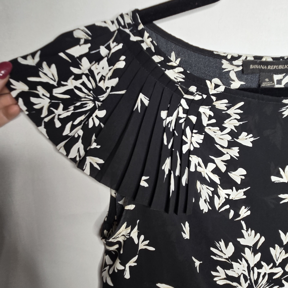 Banana Republic Black & White Pleated Floral Blouse Size S Business Casual Work - Picture 3 of 7